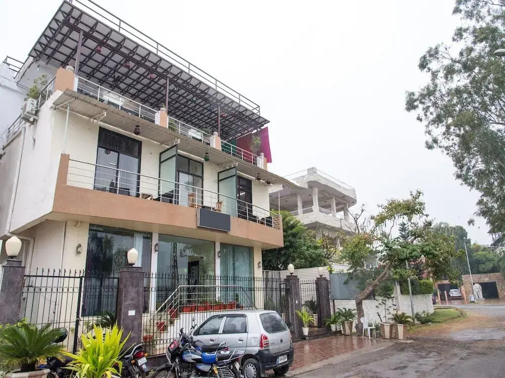 FabHotel Everest International