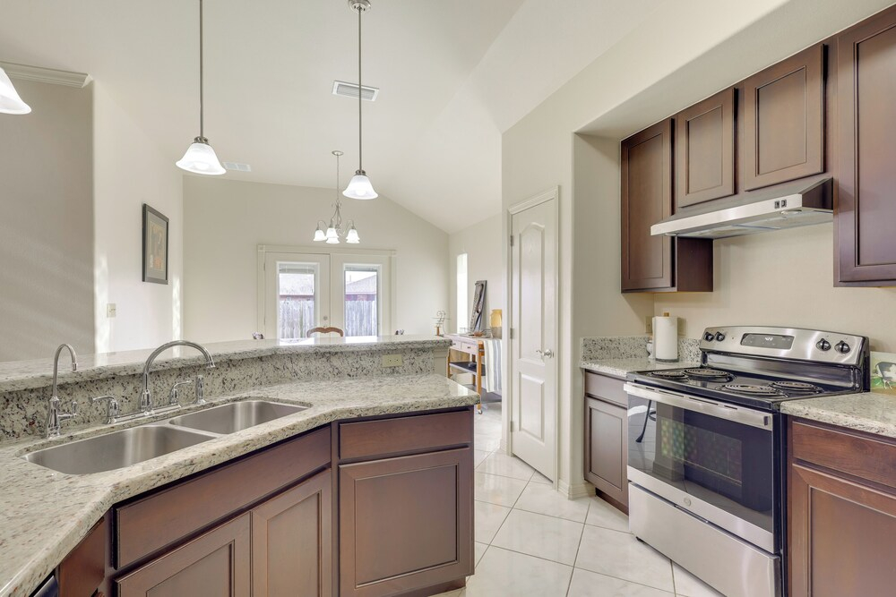 Easy Living in Brownsville! Home Near Med Center