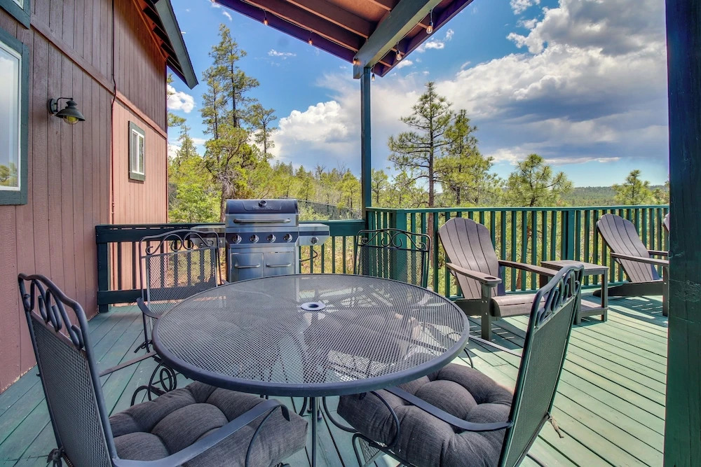 Mtn-view Hilltop Hideaway w/ Deck in Show Low