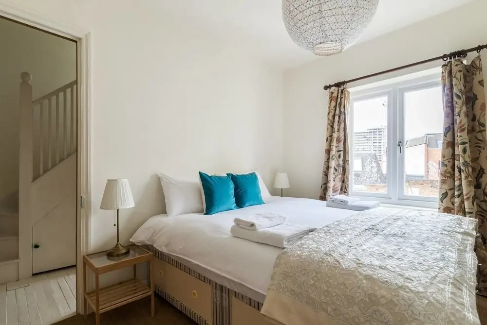 Charming 3BR Home in West London, 6 Guests