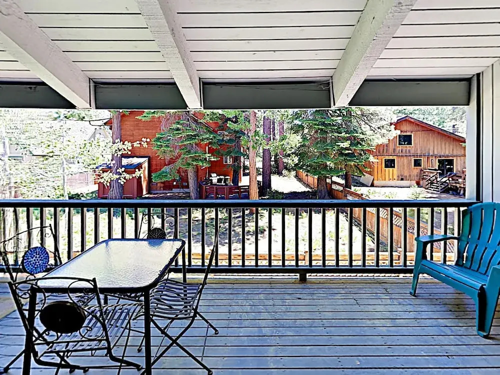 New Listing! Stylish 3-Story Condo Near Ski Resorts Condo