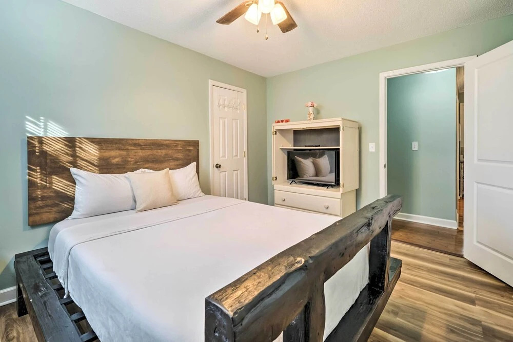 Pet-friendly Wilmington Home ~ 5 Mi to Beach!