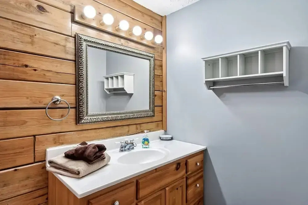 Stunning Cabin w Hot Tub Pool Table Arcades