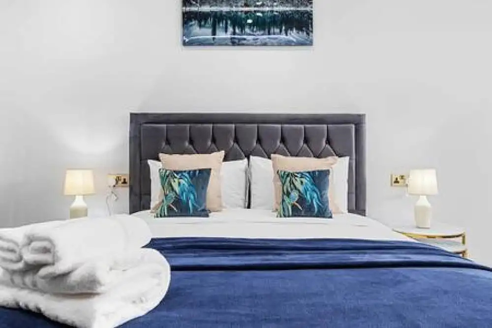 Stylish King Size Bed Studio Near Central London