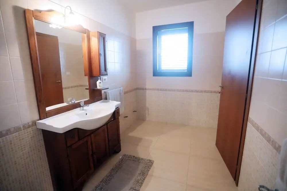House - Sleeps 4 - Private Patio - Parking