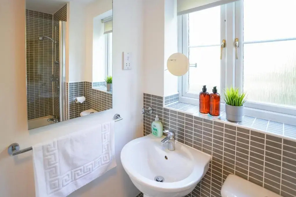 Rowsby Court - Stylish Apartment with Private Parking