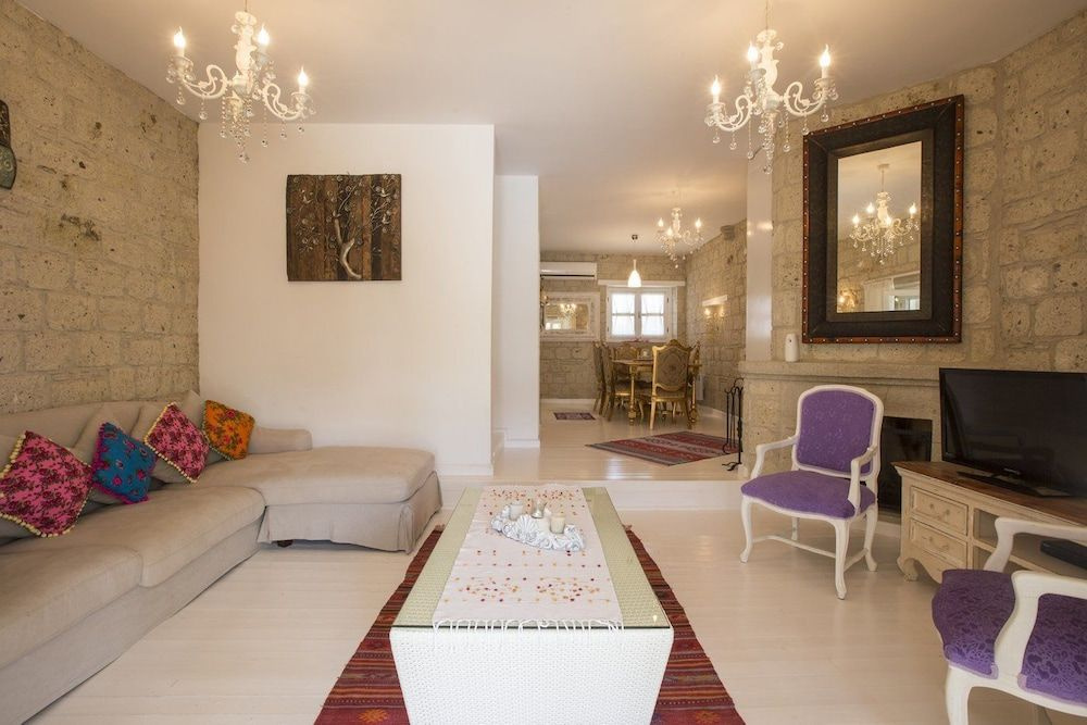 Alaroof Hotel  ( +15 )