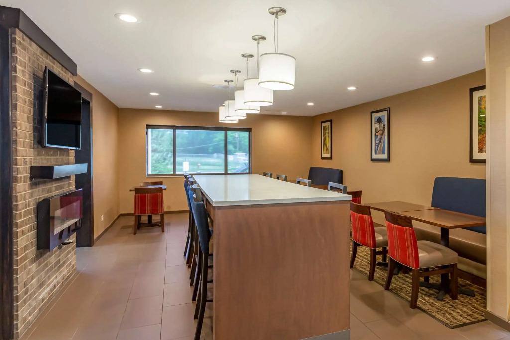 Comfort Suites Oakbrook Terrace near Oakbrook Center