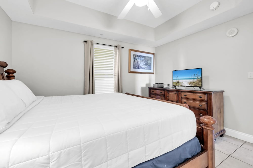 Calypso 2-2207 West