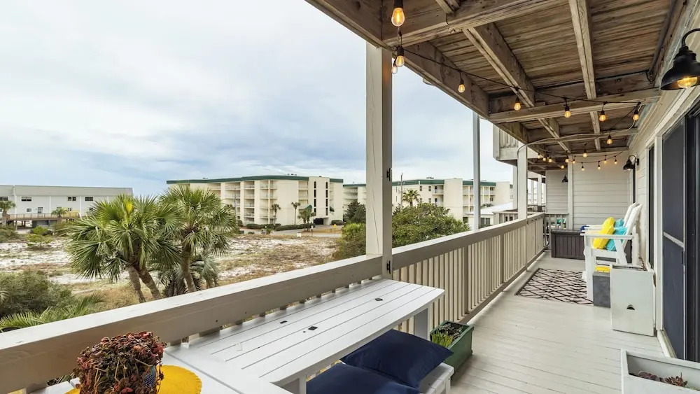 Steps to the Beach, Pool + Hot Tub Renovated Retreat Sea Haven by Avantstay