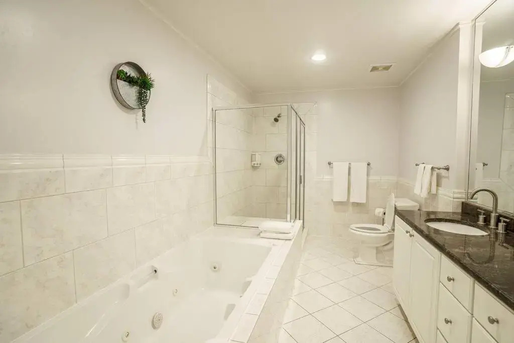 River North 3BR/2BA: HUGE, Parking, Center Chicago