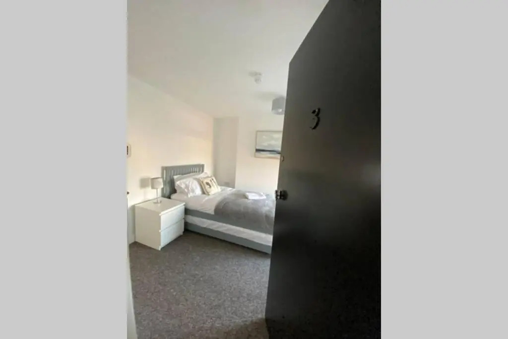 Contemporary 2 Floor Flat with Sea Views!