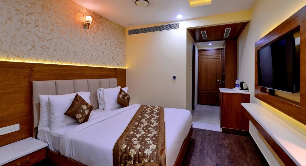 Grand Hridey One Minute From Railway Station