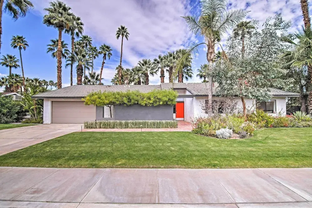 Covered Patio, Pool & Games: Home in Palm Springs