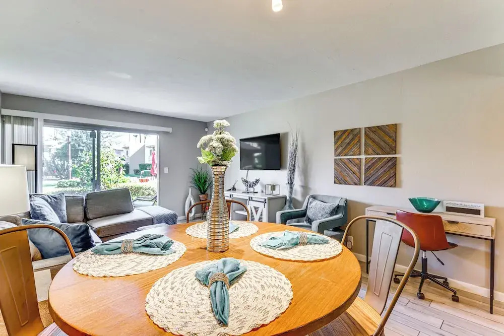 Unwind Poolside, Walk to Old Town! Scottsdale Unit