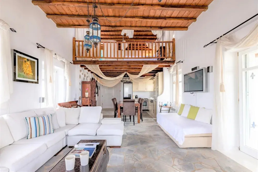Carmelita Villa with Pool by Stylish Stays