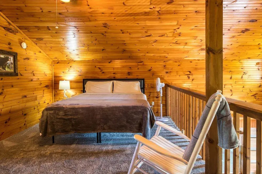 Er17 - The Perfect Getaway Great Location - Close To Town! 1 Bedroom Cabin by RedAwning