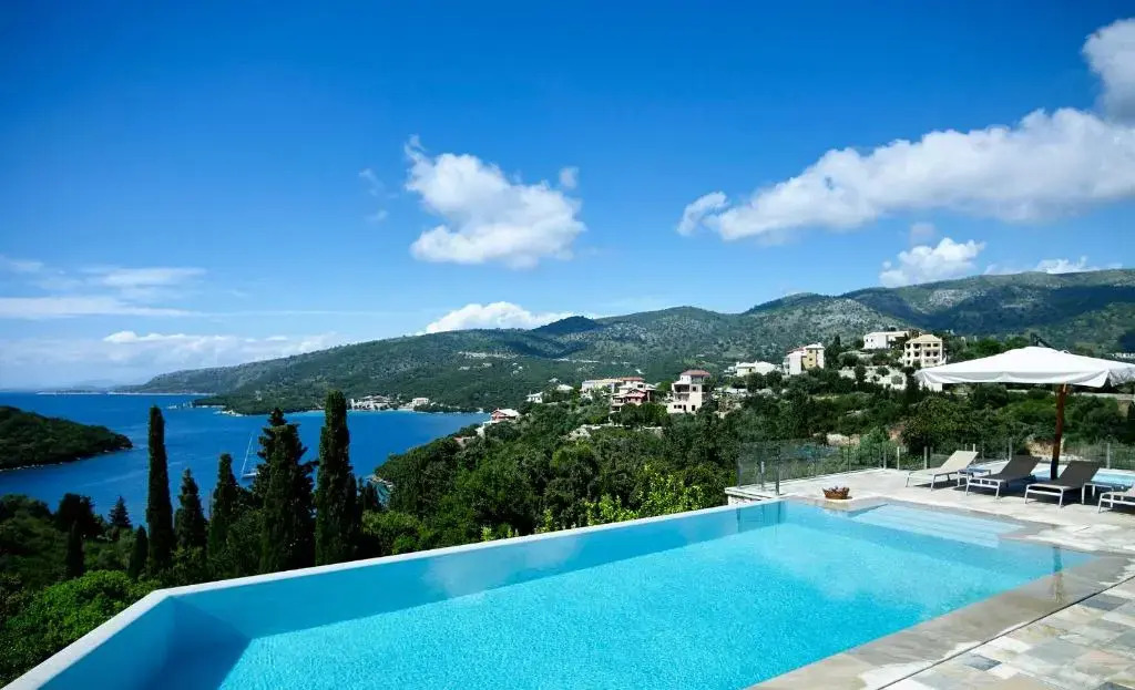 Luxurious 4 bedroom villa Xris with infinity pool and beach access