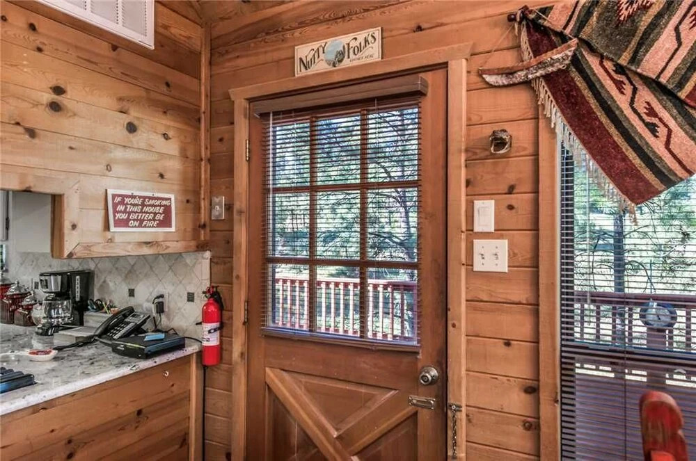 The Breathe Inn - Two Bedroom Cabin with Hot Tub