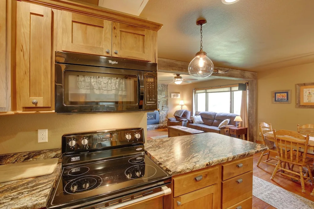 Cozy Lead Cabin w/ Deck < 1 Mi to Ski Slopes!