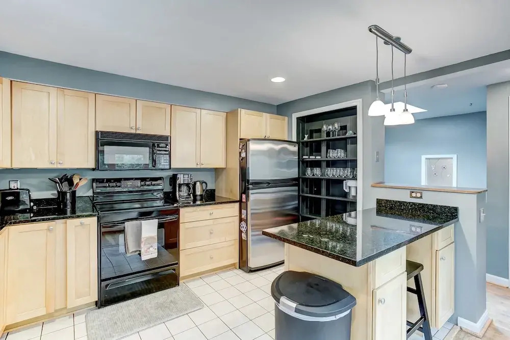 Upscale Home 2 Blocks From Harbor W/2-car Garage