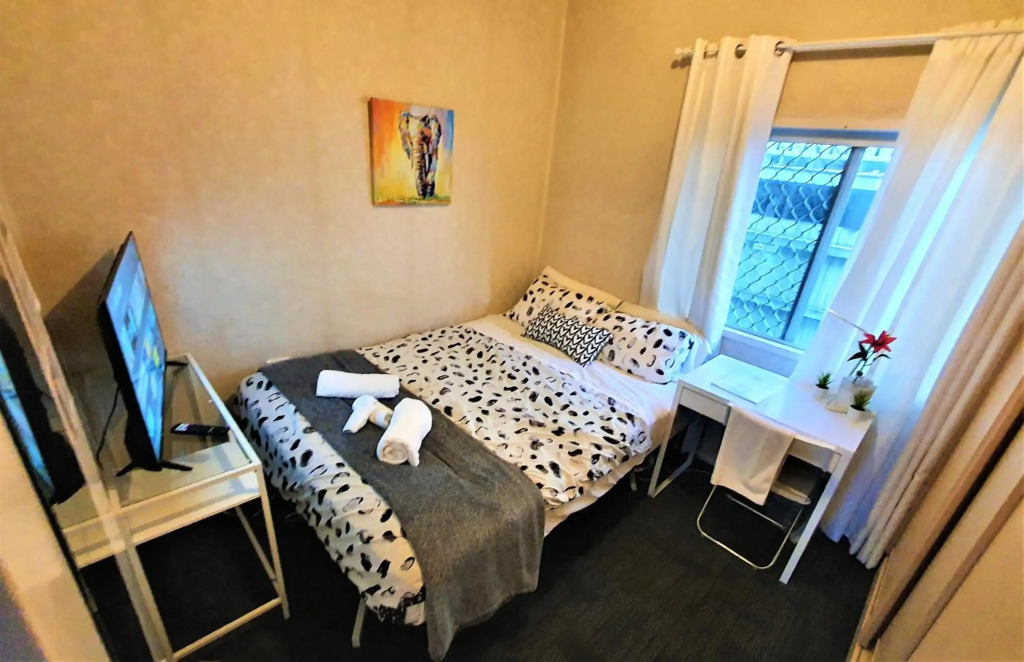 WOODY Pt - AMAZING 1970s SHARE HOUSE BY THE SEA-4 rooms available