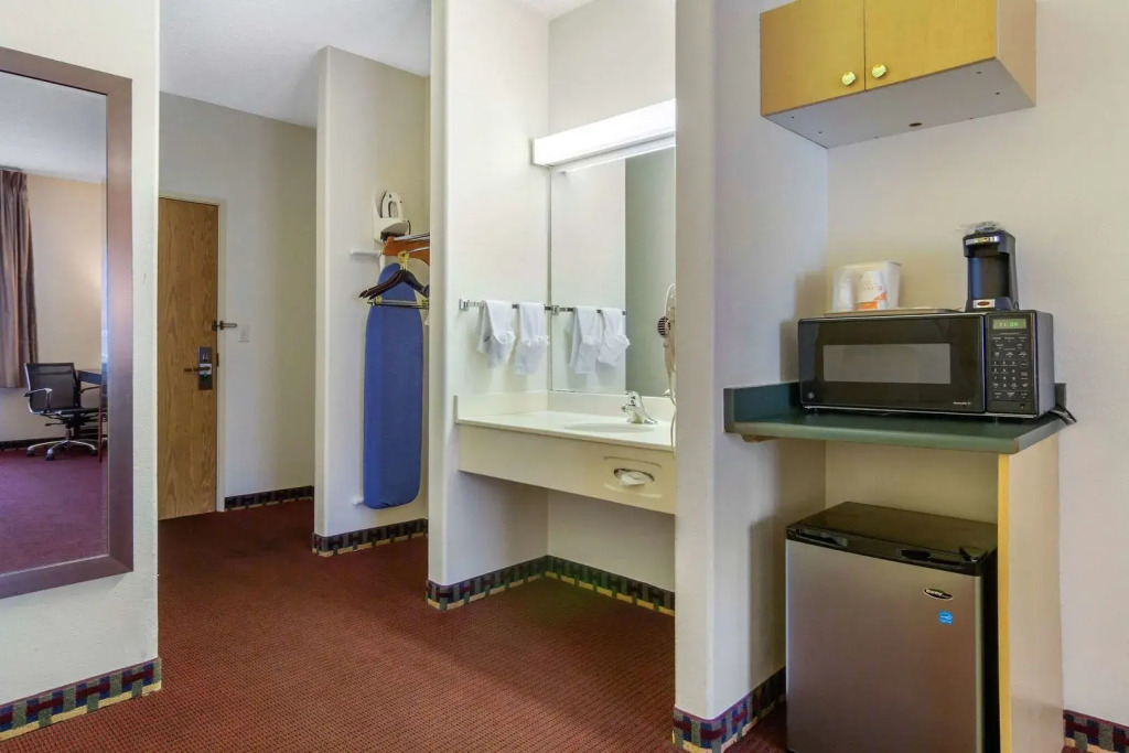 Spark by Hilton Lakewood Denver Southwest
