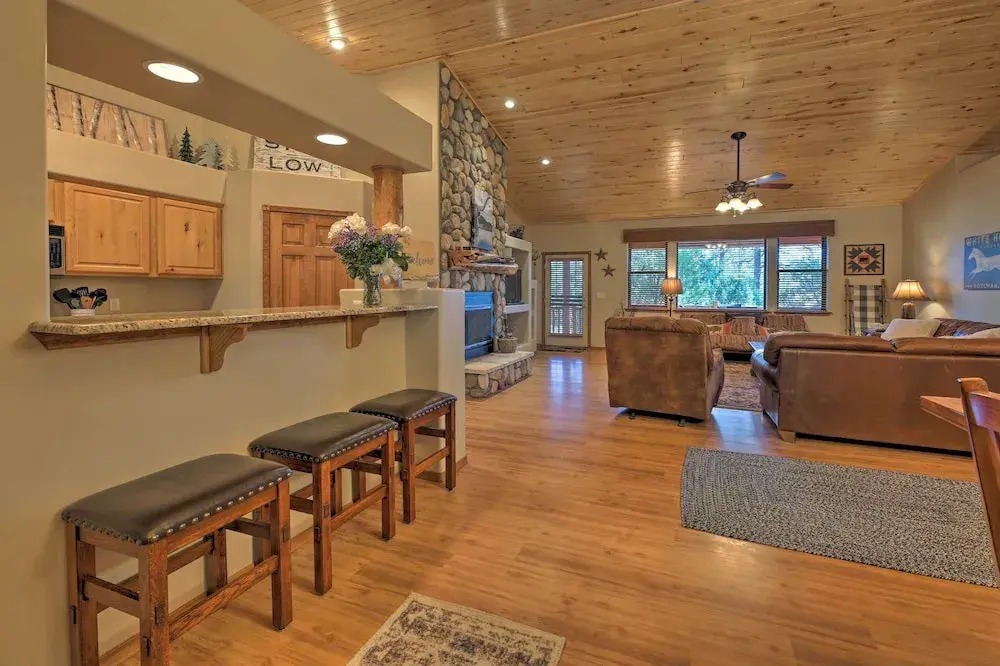 < 4 Mi to Fool Hollow Lake: Cabin w/ Tranquil Deck