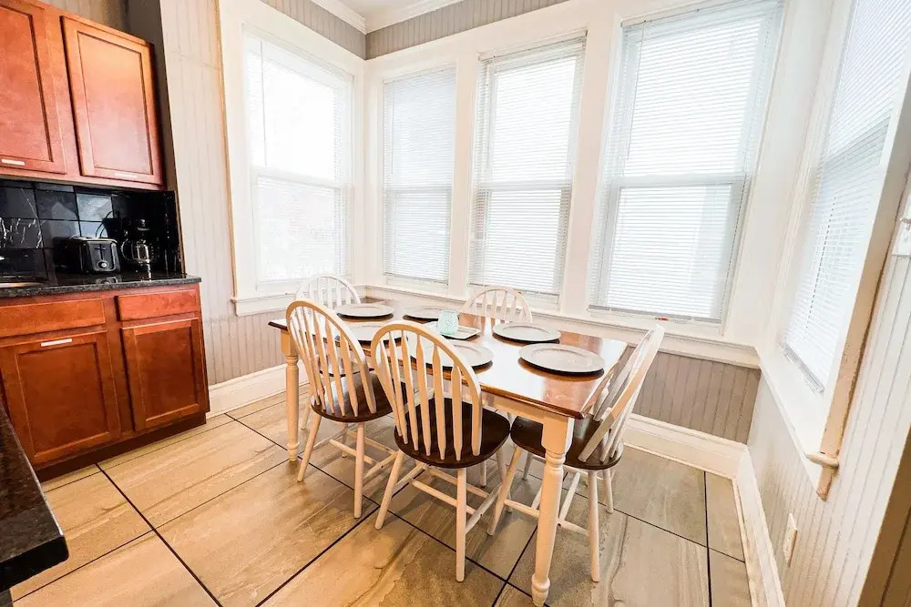 THE 1023 With Private Yard & Parking, Near Falls & Casino by Niagara Hospitality