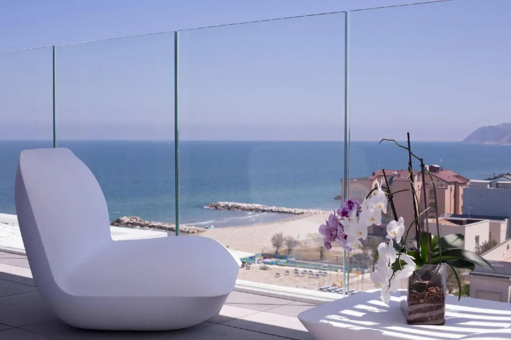 Alexandra B&B & Brunch -Beach Front Parking Included