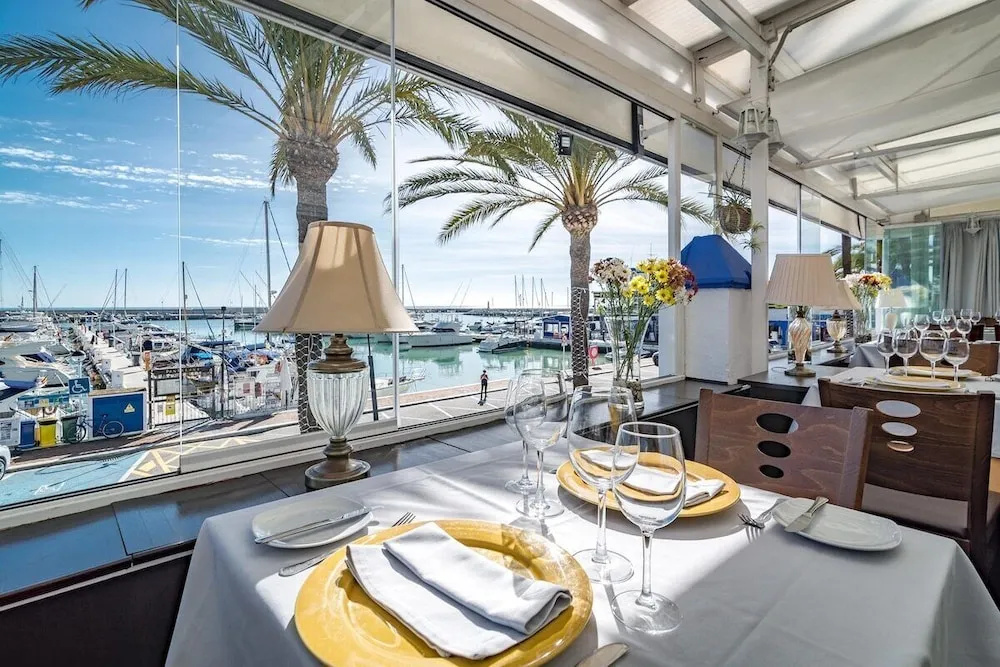 Lap- 3 bed Apartment on the Beach. Families Only