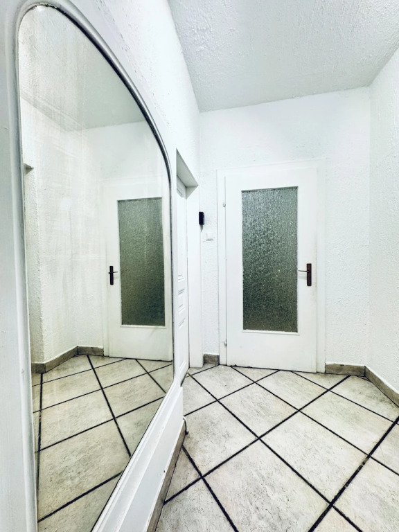 Cozy 3BR Apt with Garden Sleeps 10