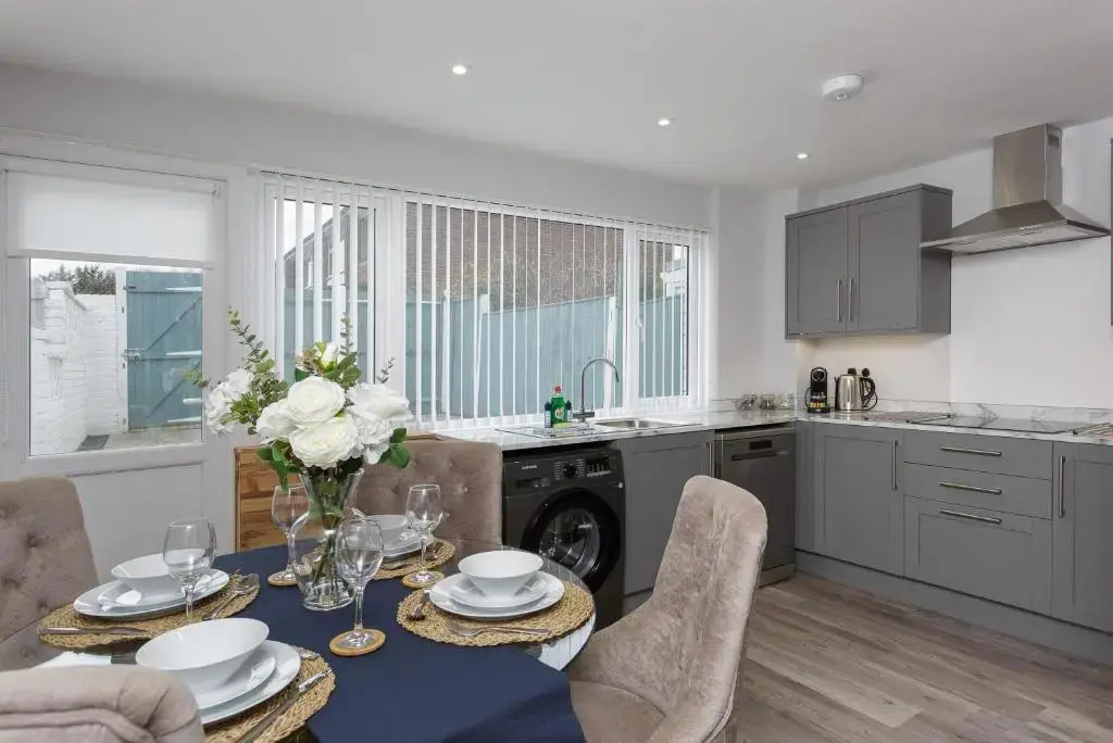 Oliverball Serviced Apartments - Castle View - Port Solent Stunning Waterfront House