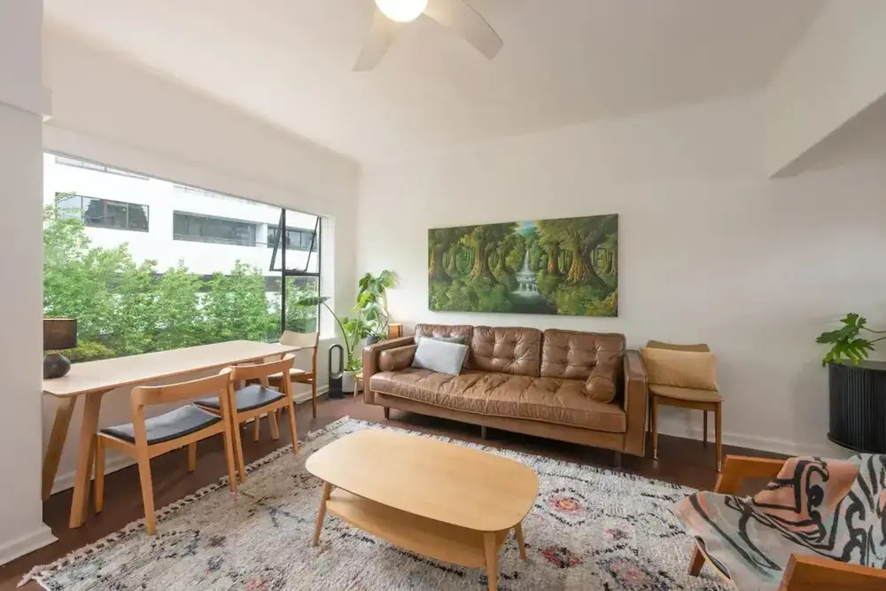 Mid-century 1 Bedroom Apartment on Albert Park With Parking