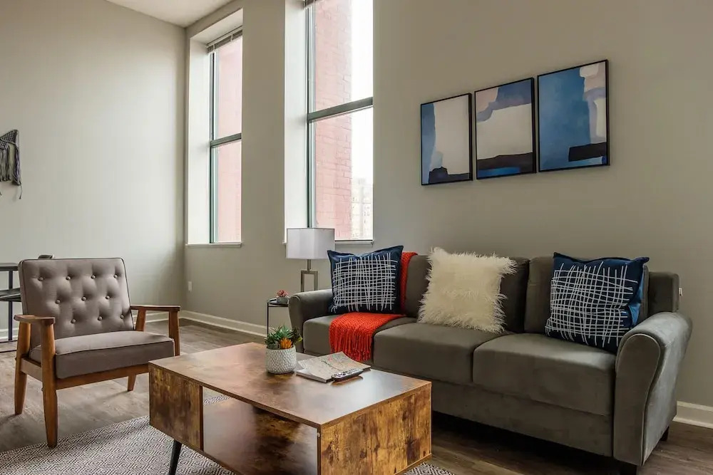 Downtown 1 & 2 BR Apt with Kitchen by Frontdesk