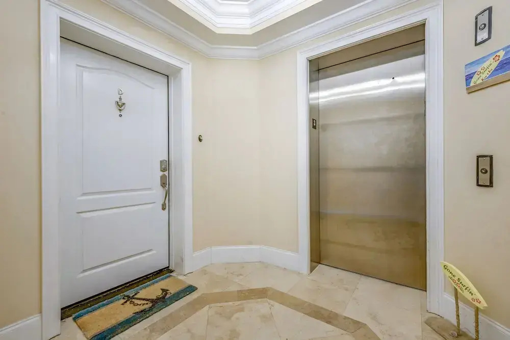 Penthouse Luxury - Exquisite Oceanside Condo