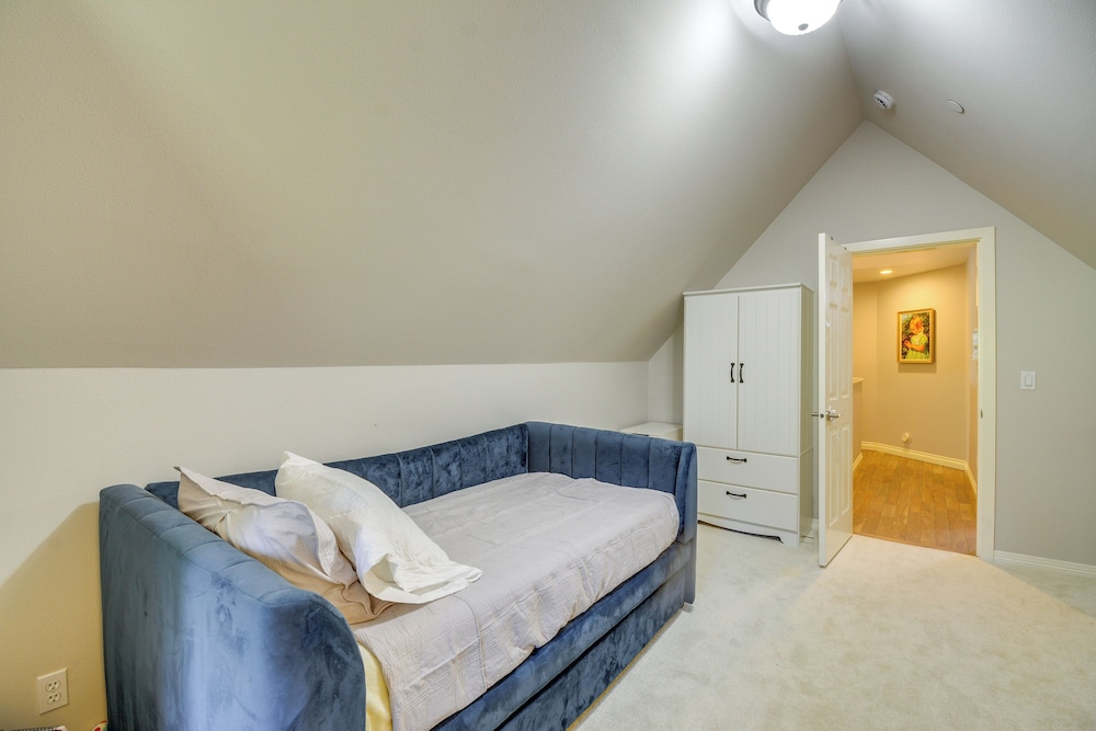 Premier Gig Harbor Home! Views, Spa & Billiards