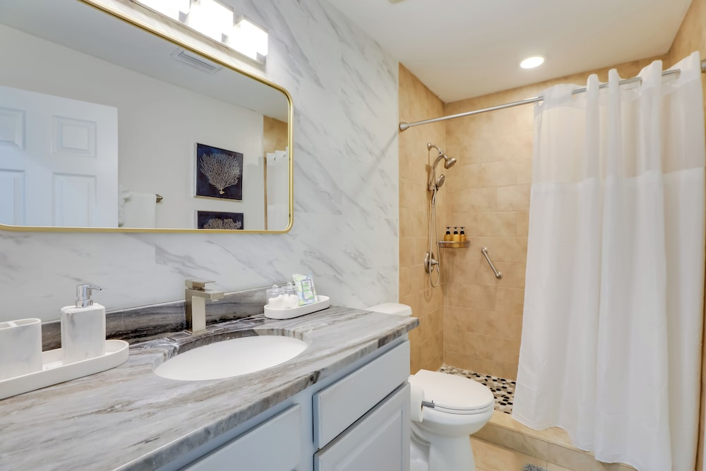 1 Block to Beach! Boutique Condo at Johns Pass