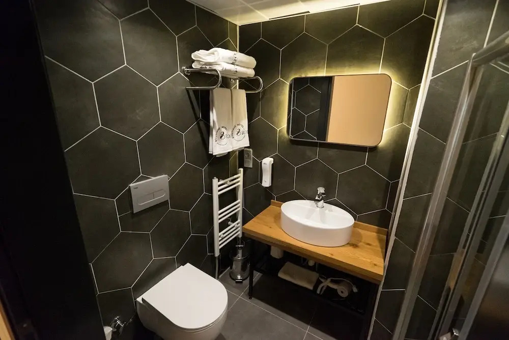8 Rooms Hotel