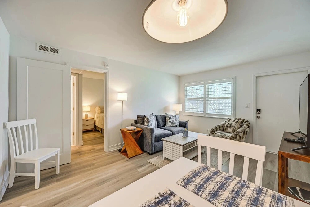 Poolside Fun, Ocean Strolls! Naples Beach Getaway