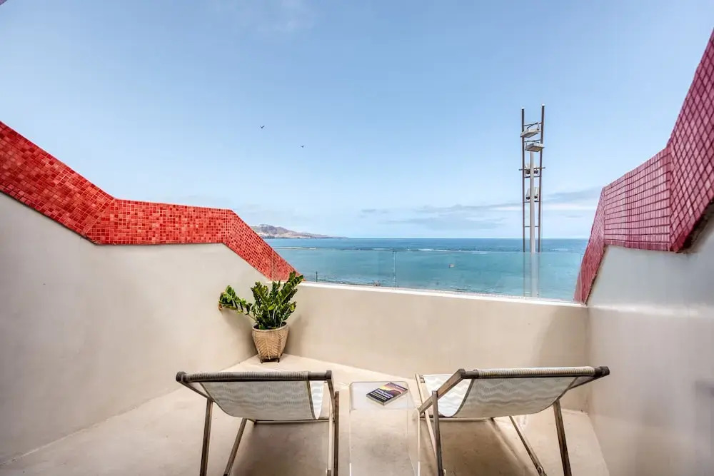 Front line, great sunsets, with sea views