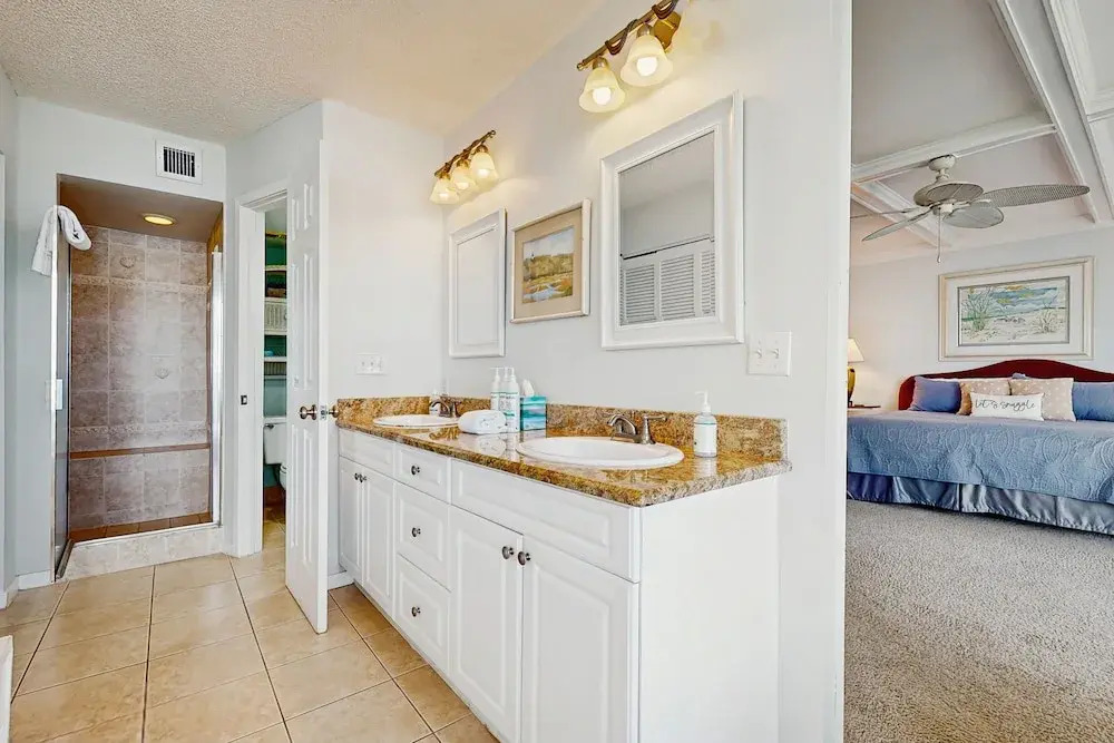 Ocean-view Penthouse With Pool, Balcony & Central AC - Snowbird-friendly