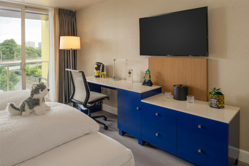 Staypineapple, Hotel Rose, Downtown Portland