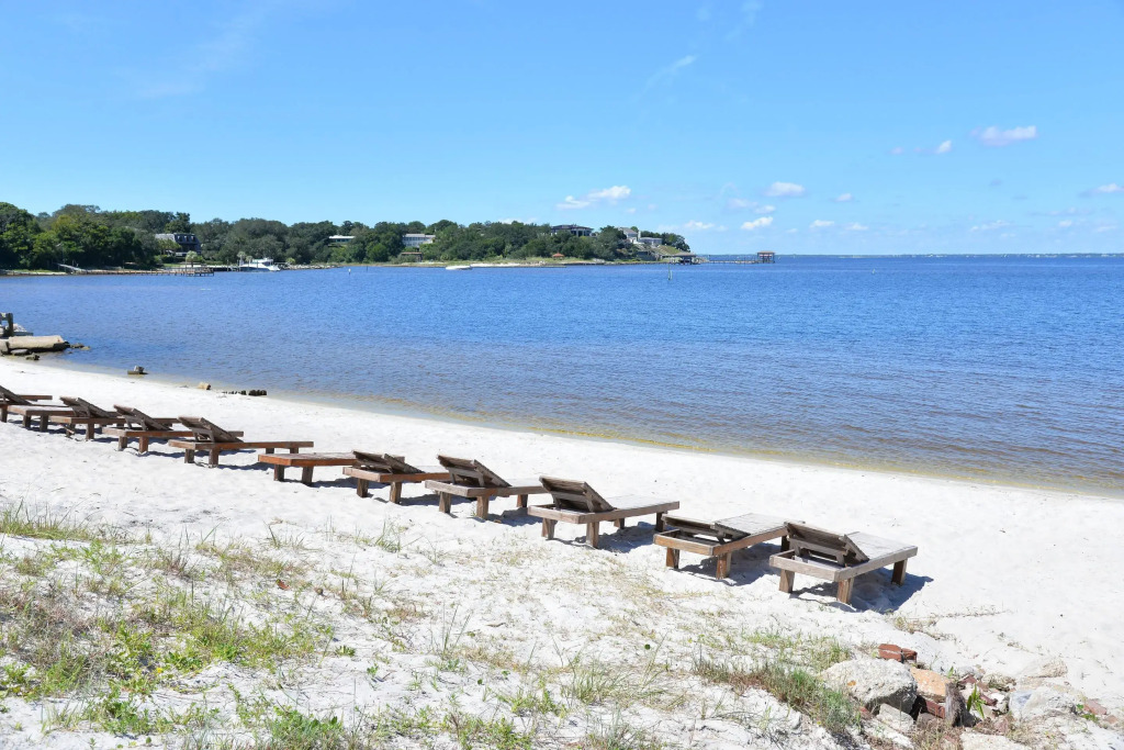Quality Inn & Suites Gulf Breeze Bayside near Pensacola Beach
