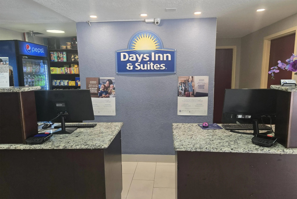 Days Inn & Suites by Wyndham Tampa/Raymond James Stadium