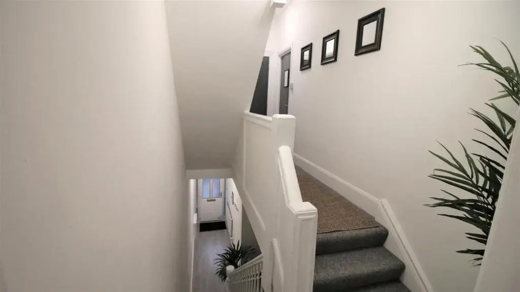 Free Local Parking - Fast WiFi - Sleeps 10 Guests by PROPERTY PROMISE