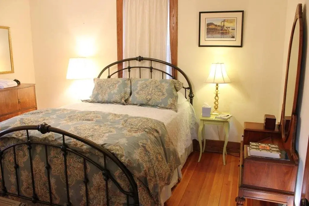 DeBourge Guesthouse