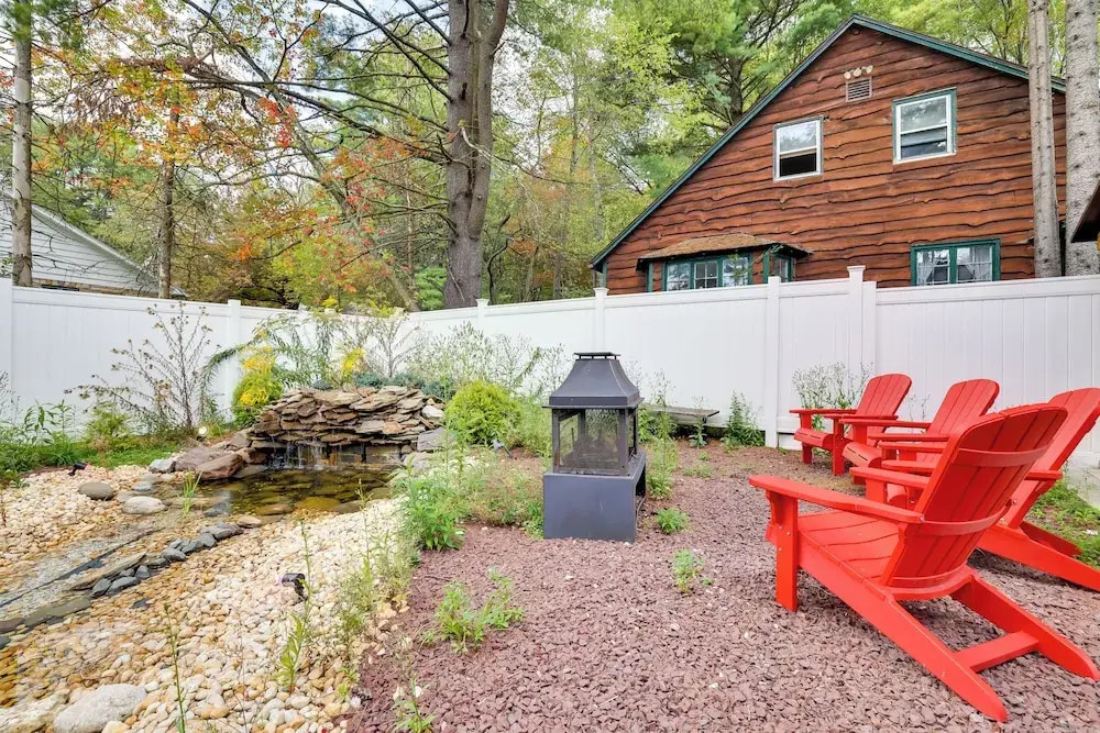 Easy Interstate Access: Original Poconos Log Cabin