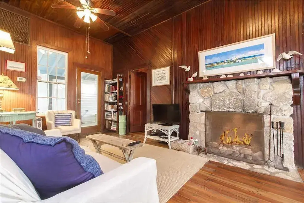 The Historic Lodge, 5 Bedrooms, Sleeps 10, Ocean Front, WiFi