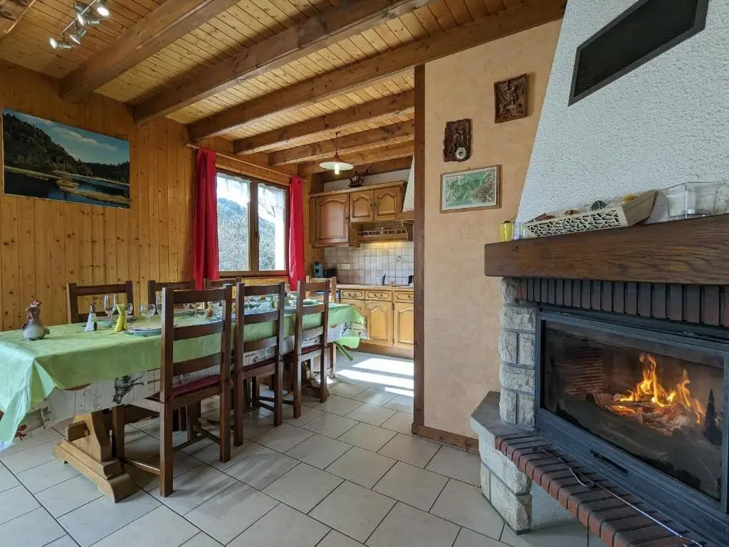 Chalet spacieux à Rochesson, près de Gérardmer, avec garage, cheminée, WIFI et équipements complets - FR-1-589-167